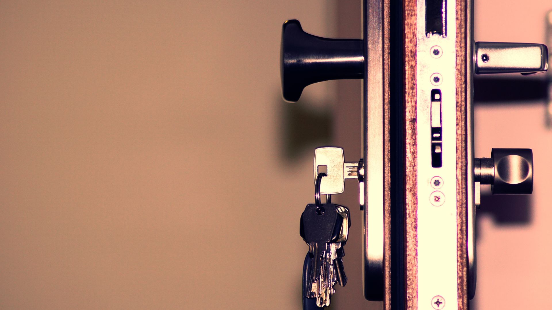 A door handle with a bunch of keys on it